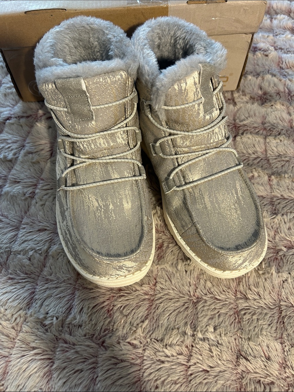 Hey Dude Women's Silver Faux-Fur Lined Winter High-Top Boots size 6. New
